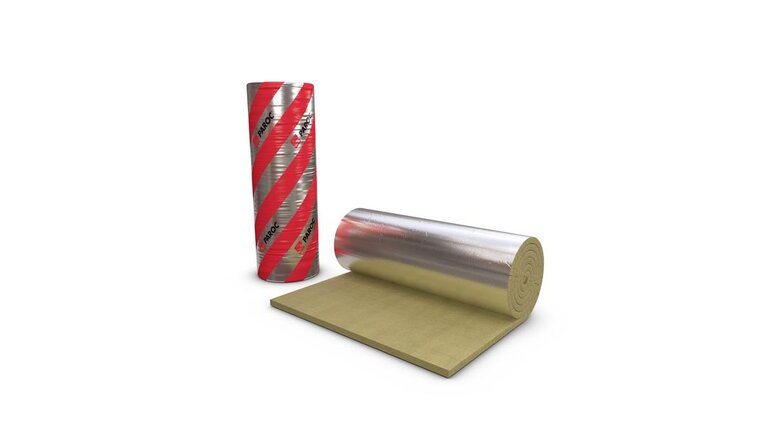 Aus Steinwolle bestehende Lamellenmatte, kaschiert mit einer Aluminiumfolie. Eine liegende Rolle leicht ausgerollt und eine verpackte Rolle. 